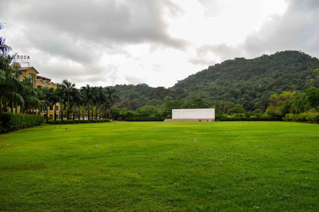 Hotel Sea N Rock Big Lawn