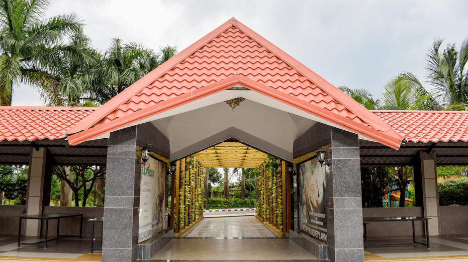 Hotel Sea N Rock Entrance