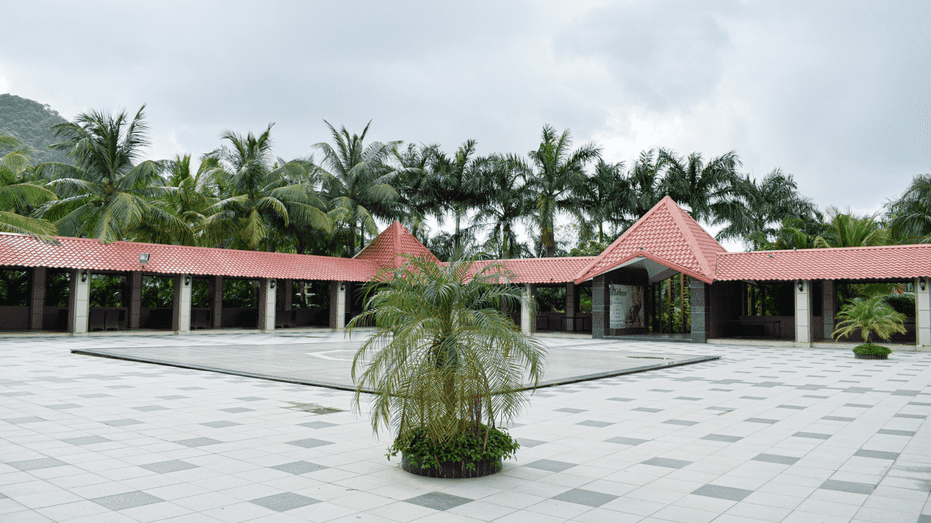 Hotel with swimming pool in Mira Road